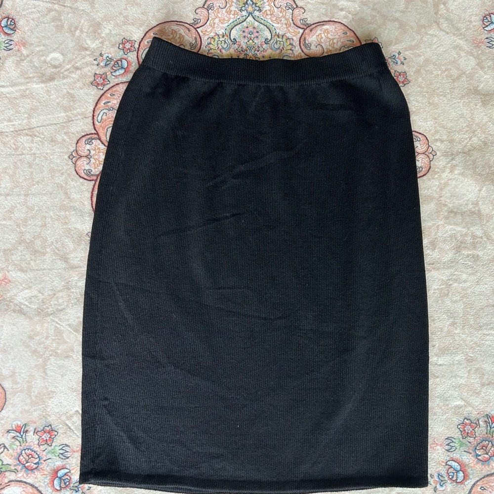 St. John Elegant Black Pencil Skirt